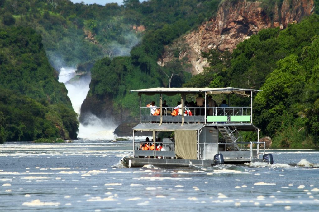 Una barca sul Nilo davanti alle Murchison Falls, in Uganda